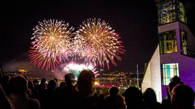 Gens qui regardent des feux d'artifice au Musée de la civilisation