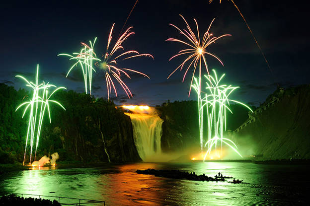 Feux d'artifices devant la Chute-Montmorency