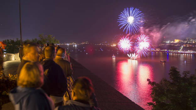 Gens qui regardent les feux d'artifice à la Résidence du gouverneur général