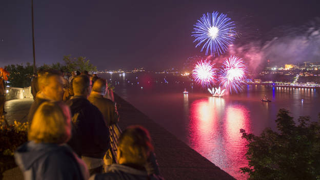 People watching the fireworks from the Résidence du gouverneur général