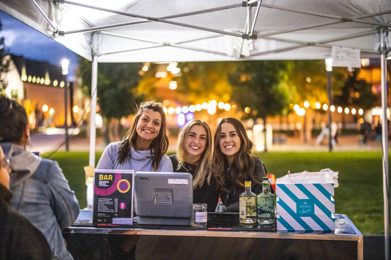 Trois jeunes femmes bénévoles souriant à la caméra